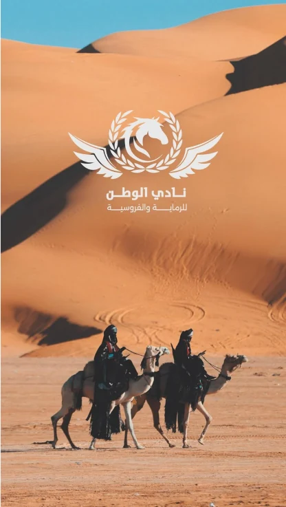 فرسان يمتطون الهجن وسط الكثبان الرملية